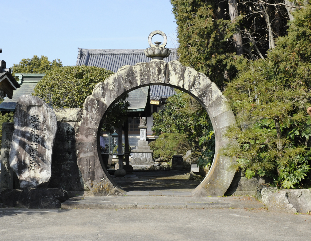 蓮華院誕生寺円門