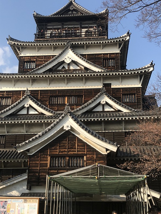 Devant le château d'Hiroshima