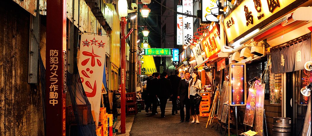 Một chuyến đi xuống Omoide Yokocho (Memory Lane) trong Shinjuku, Tokyo, Nhật Bản. Bản quyền 2014 Terence Carter / Grantourismo. Tất cả các quyền.