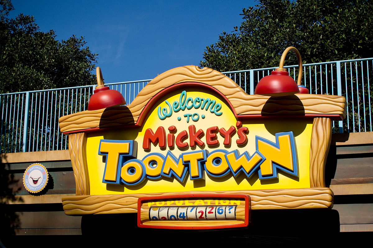 1200px-Mickeys_Toownown_entrance_sign