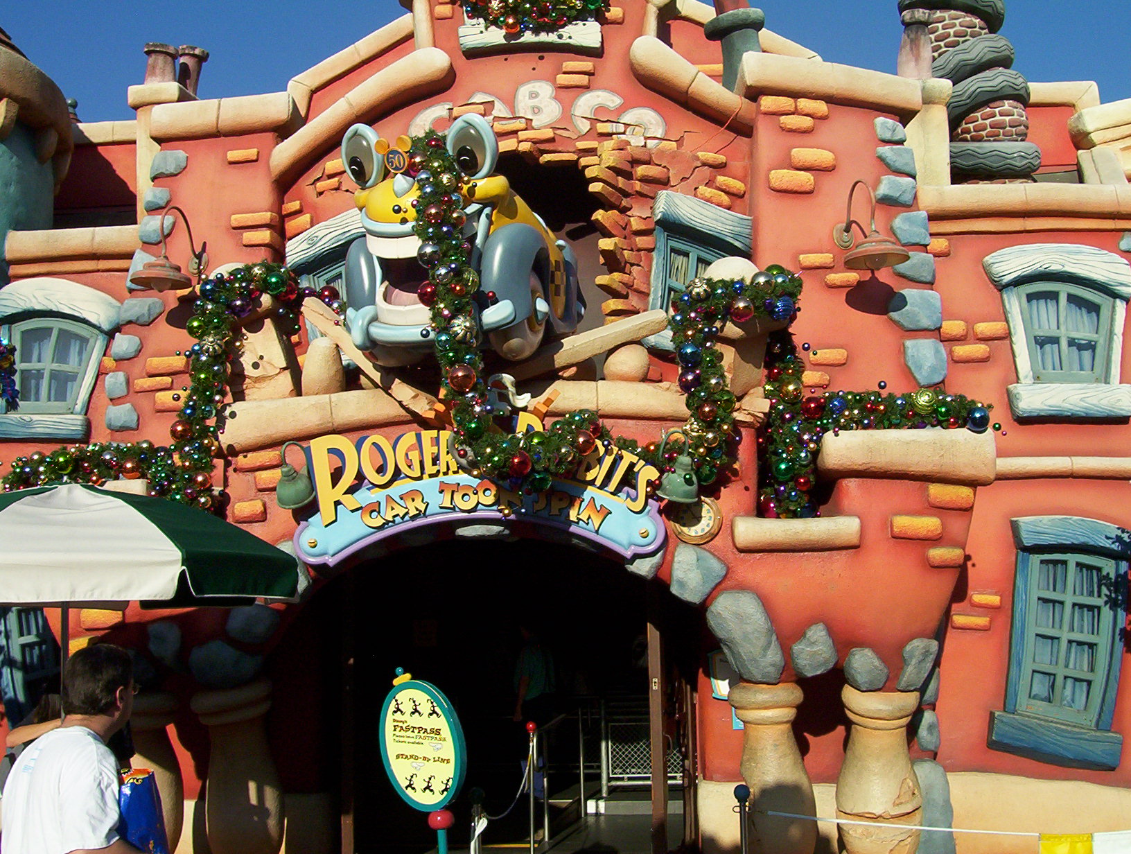 Outdoor_facade_of__Roger_Rabbit's_Car_Toon_Spin__at_Disneyland_ (2006)