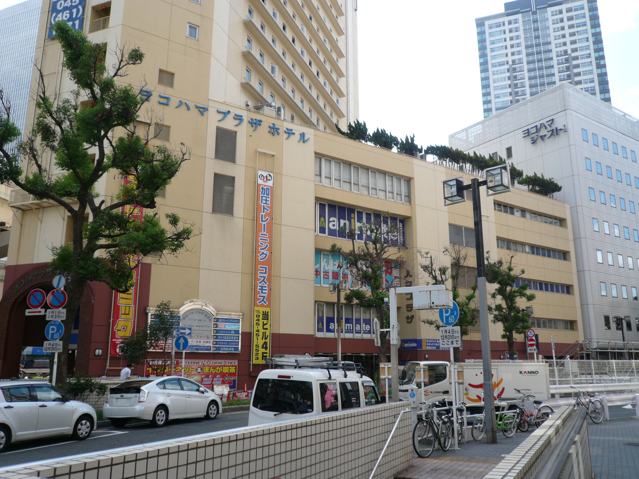 横浜駅東口